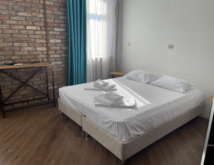 Комфорт 2-местный 1-комнатный 1-2 этаж, с кирпичной стеной - Гостиница «Абхазия» Новый Афон