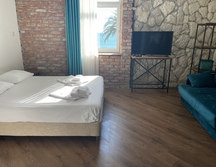 Комфорт 2-местный 1-комнатный 1-2 этаж, с кирпичной стеной - Гостиница «Абхазия» Новый Афон