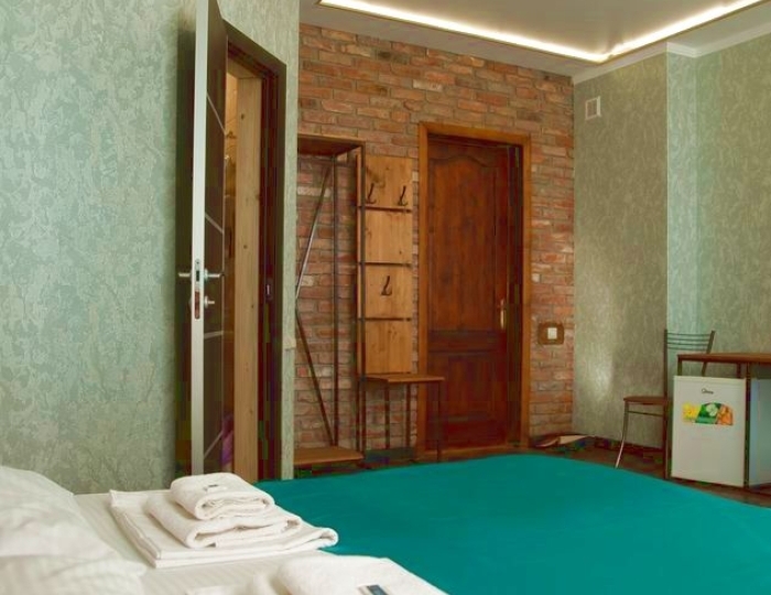 Комфорт 2-мест 1-комнатный б/доп ,1 этаж, с кирпичной стеной - Гостиница «Абхазия» Новый Афон