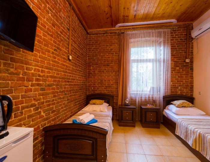 Комфорт 2-мест 1-комнатный б/доп ,1 этаж, с кирпичной стеной - Гостиница «Абхазия» Новый Афон