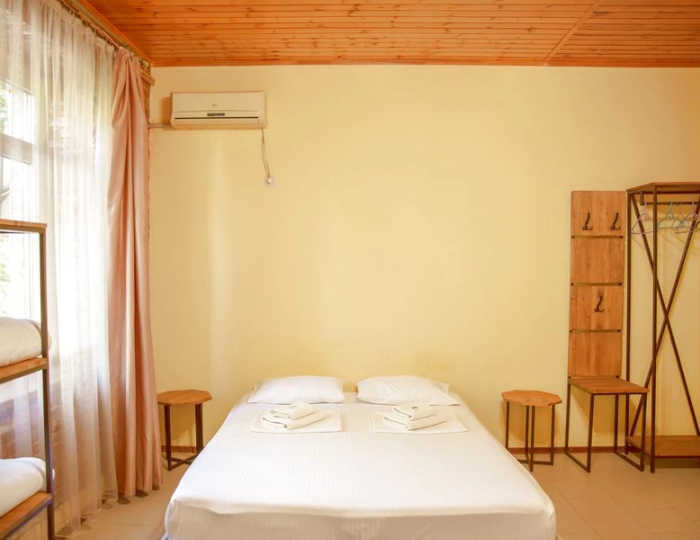 Семейный 2-местный 1-комнатный стандарт 1 категория без балкона кирпичная стена - Гостиница «Абхазия» Новый Афон