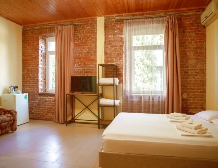 Семейный 2-местный 1-комнатный стандарт 1 категория без балкона кирпичная стена - Гостиница «Абхазия» Новый Афон