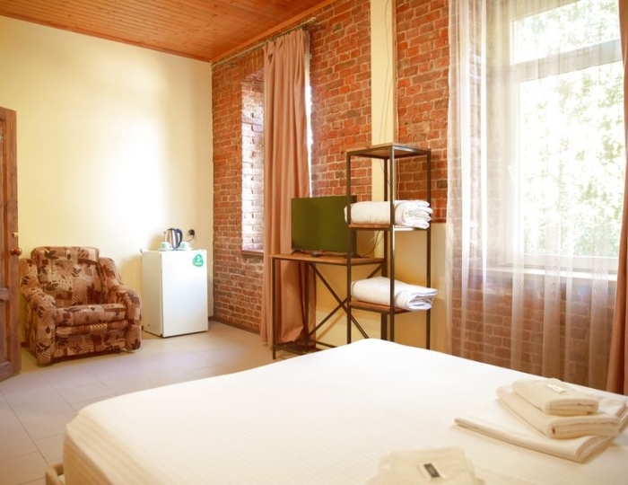 Семейный 2-местный 1-комнатный стандарт 1 категория без балкона кирпичная стена - Гостиница «Абхазия» Новый Афон