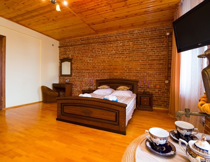 Семейный 2-местный 1-комнатный стандарт 1 категория с балконом, вид во двор, кирпичная стена, №48 - Гостиница «Абхазия» Новый Афон